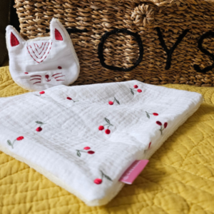 Doudou Chaton en double gaze de coton bio & Éponge de bambou